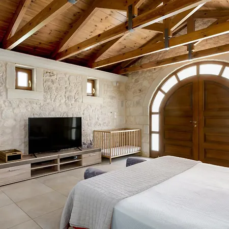 Spacious Stone Villa With Private Pool, Sea View & Sunset Views *